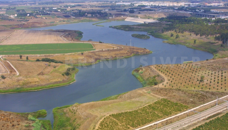 Brindisi. Invaso del Cillarese, in fondo la diga di sbarramento - ph. Mario Gioia 2002