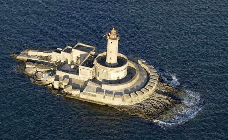 L'isola Traversa e il faro