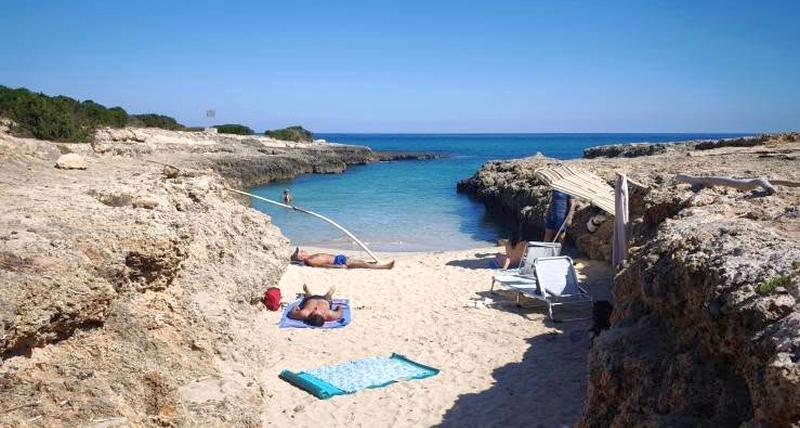 Una delle calette lungo la costa brindisina - ph. Ida Santoro