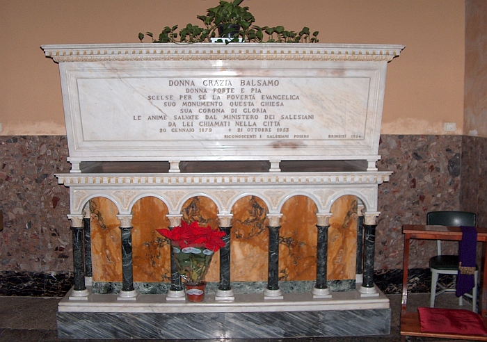 Sepolcro di Grazia Balsamo all'interno della chiesa