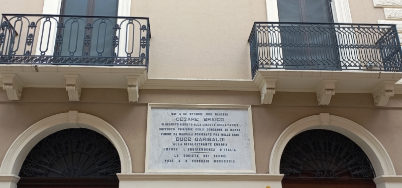 L'epigrafe apposta sulla casa di Cesare Braico