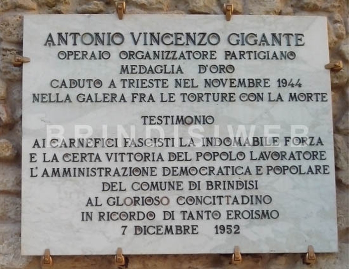 Epigrafe dedicata a Vincenzo Gigante in piazzetta De Falco – Sottile