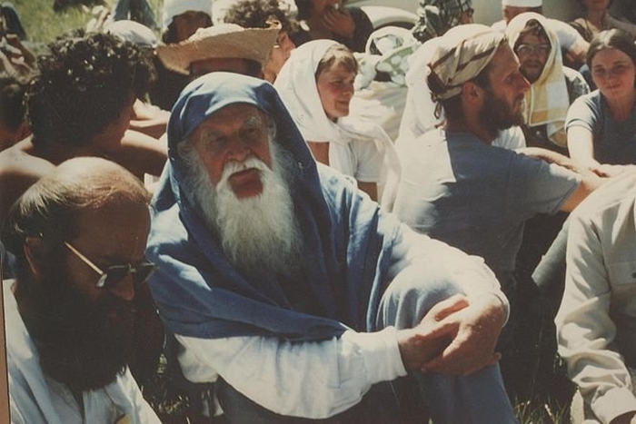 Lanza del Vasto negli anni '70 durante una manifestazione contro l'ampliamento di un campo militare - ph. Community of the Ark of Lanza del Vasto(C)