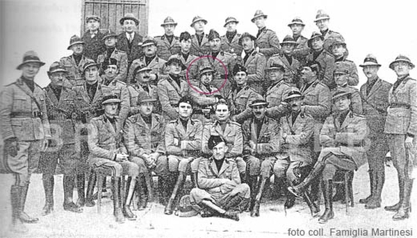 Brindisi 1926. Gli ufficiale della 153° Legione CC.NN con il cappello alpino, ma senza la piuma, che la milizia aveva scelto come divisa. Al centro (cerchiato) il console Gino Martinesi; tra gli altri il centurione Onofrio Argentina e i capi manipoli Raffaele Galiano, Attilio D'Errico e Giuseppe Martina