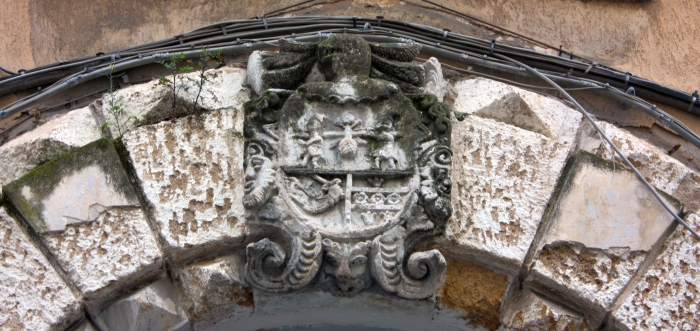 Brindisi. Araldica dei Pignaflores apposta sull'ingresso del palazzo storico dei Nisi