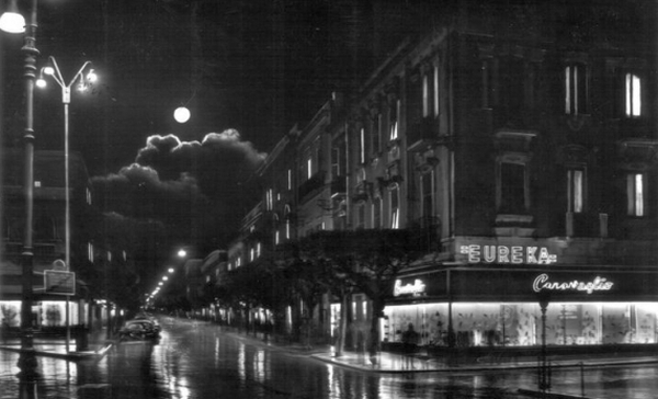 Brindisi. Corso Umberto I negli anni Sessanta in notturna e con la luna piena