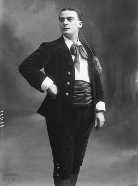 Il tenore brindisino Giuseppe Piliego - Ritratti fotografici di Mario Nunes Vais(3)