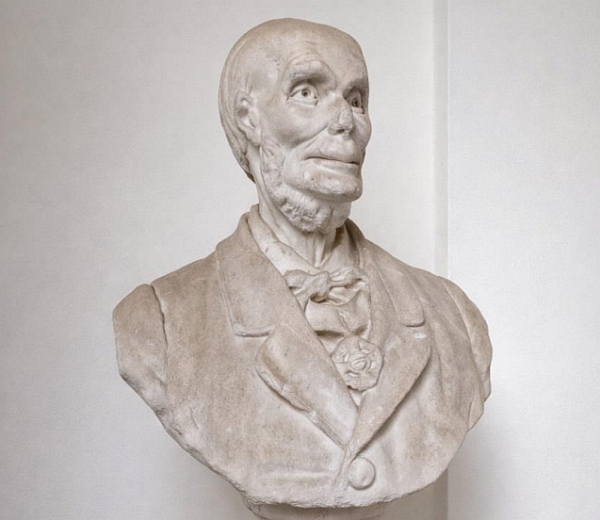 Brindisi, Palazzo del Seminario. Busto marmoreo di Raffaele Rubini, ultimo decennio sec. XIX