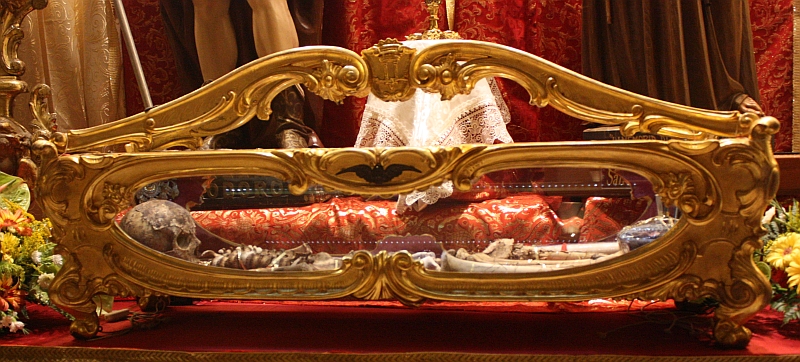 Duomo di Brindisi. Le spoglie mortali di san Teodoro riposte nell'urna reliquiario