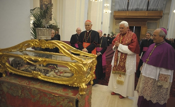 Il Papa Benedetto XVI in preghiera dinanzi alle spoglie di san Teodoro (ph. Osservatore Romano)