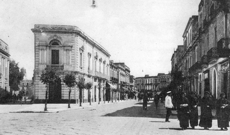 Corso Umberto e Palazzo Titi negli anni Venti