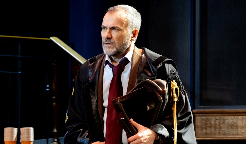 Massimiliano Gallo in <em>"Malinconico. Moderatamente felice"</em>. Nuovo Teatro Verdi, mercoledì 8 e giovedì 9 aprile