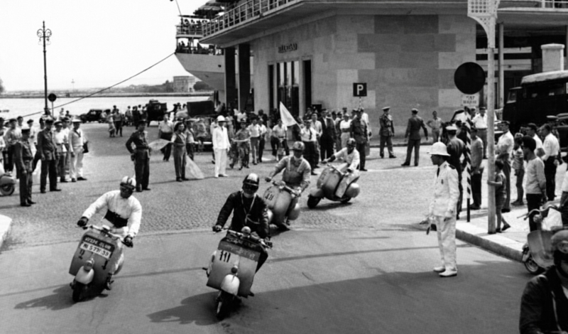 9 luglio 1962. Quattrocento Vespisti resero omaggio al Monumento al Marinaio