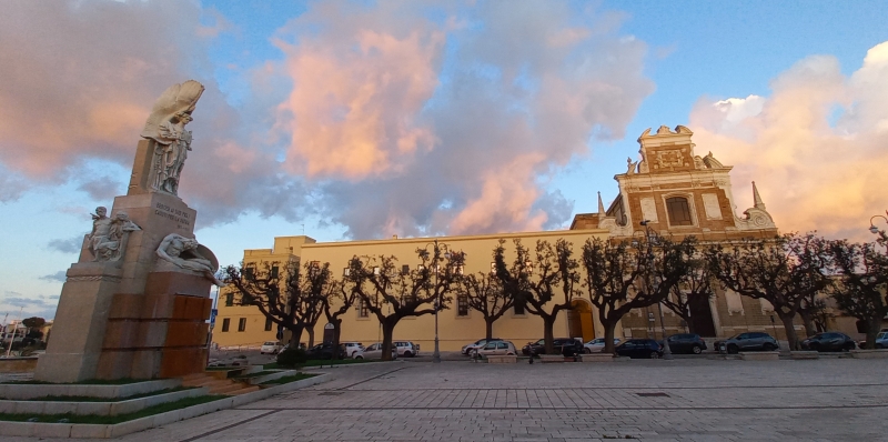 Brindisi. Piazza e chiesa di Santa Teresa, con il Monumento ai Caduti e l'ex convento oggi Archivio di Stato
