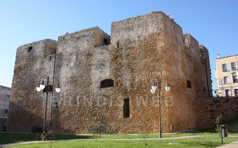Il lato sud del torrione visto dal piano esterno