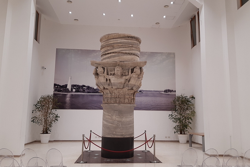 Il capitello originale nella sala di Palazzo Granafei Nervegna