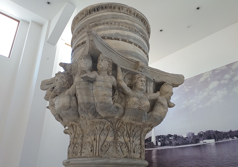 Il capitello originale nella sala di Palazzo Granafei Nervegna