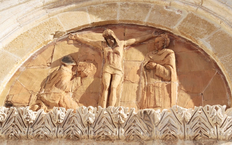 Brindisi. Chiesa del Cristo dei Domenicani. Il rilievo di Giacomo Erriquenz sulla lunetta poi rimosso