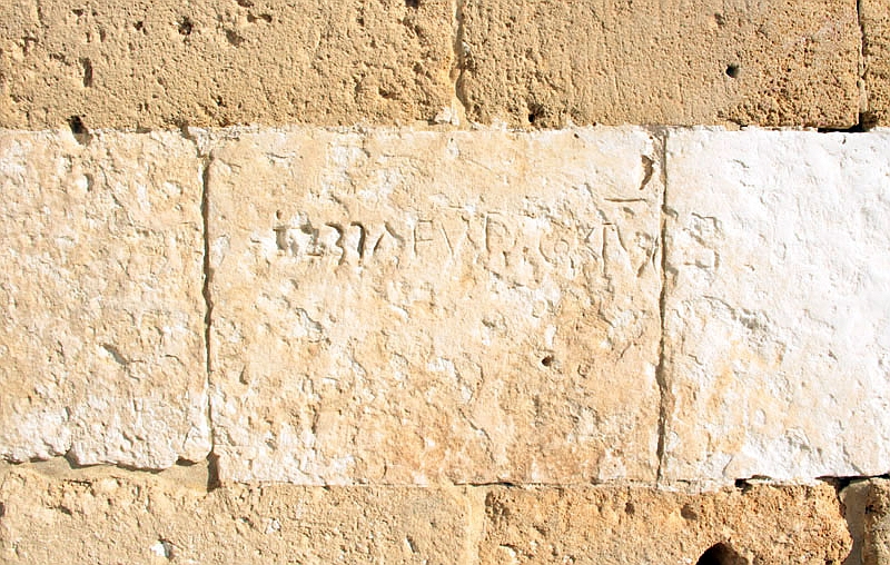 Brindisi. Chiesa del Cristo. Prospetto principale. Iscrizione con indicazione dell’anno di fondazione del complesso conventuale.