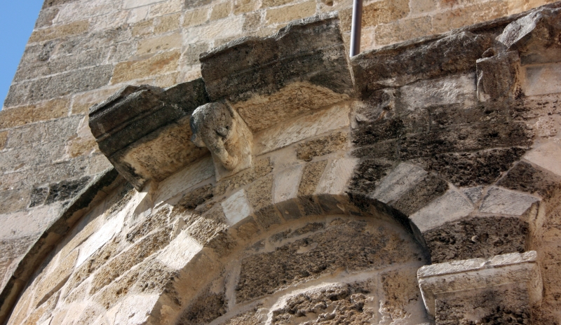 Brindisi. Cattedrale. Struttura esterna dell'abside con cornicione sostenuto da teste di elefanti scolpite in pietra