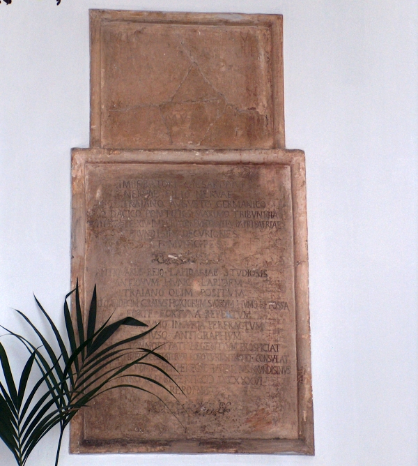Epigrafe ritrovata nel 1736, ora a Palazzo Montenegro