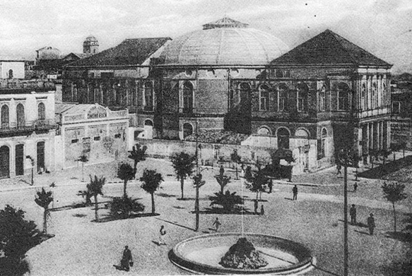 Piazza Cairoli negli anni '20, con al centro la Fontana Artistica e il Teatro Verdi