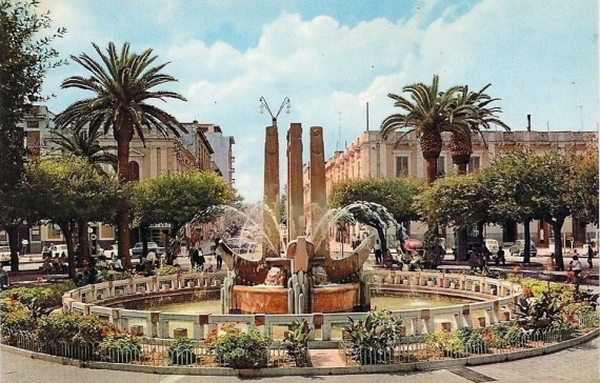 La Fontana delle Ancore con le aiuole (anni'80)