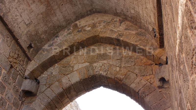 Fornice principale, particolare dei cardini delle porte e i resti dell'affresco