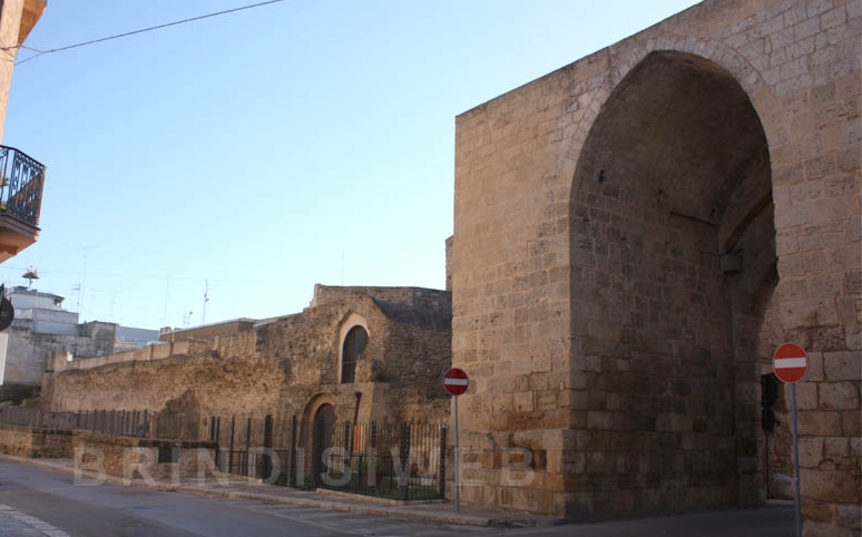 Porta Mesagne vista da su via Cristoforo Colombo, con a lato le Vasche Limarie