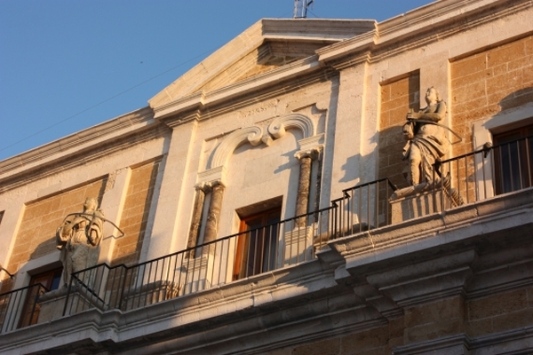 Brindisi. Palazzo del Seminario. Particolare del timpano e di due statue