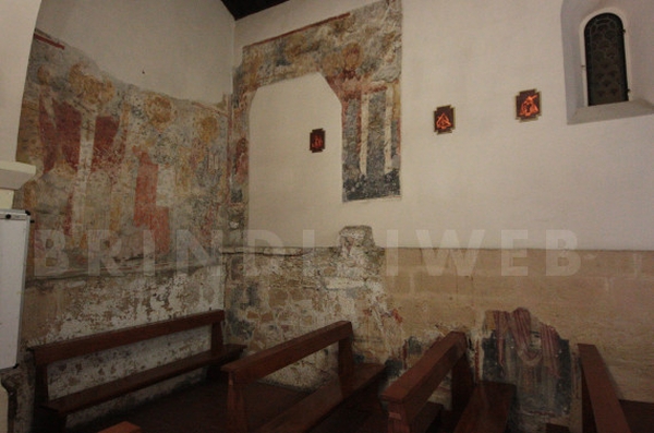 Chiesa superiore di Santa Lucia. Affreschi della controfacciata sinistra e parete della navata sinistra. Da sx la Teoria dei Santi, la Presentazione del Tempio, in basso frammenti di affreschi di santo Vescovo