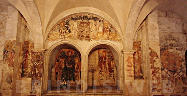 Chiesa inferiore o cripta di Santa Lucia SS. Trinità. Affreschi sulla parete ovest