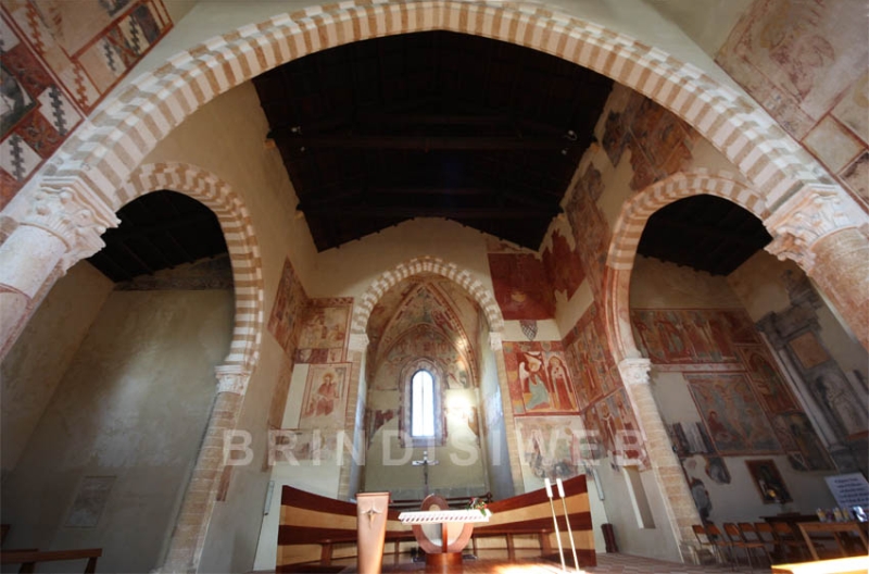 Brindisi. Chiesa di Santa Maria del Casale. Altare e transetto