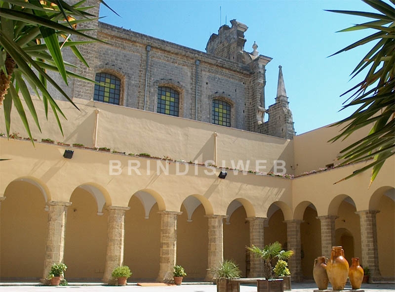 Brindisi. Chiostro dell'ex convento dei carmelitani, oggi sede dell'Archivio di Stato