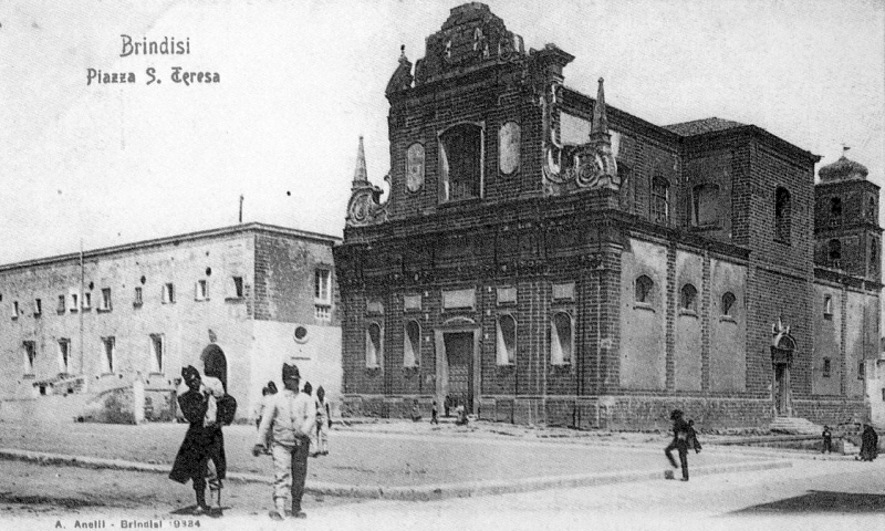Immagine d'epoca della piazza e della chiesa Santa Teresa - coll. G. Membola(C)