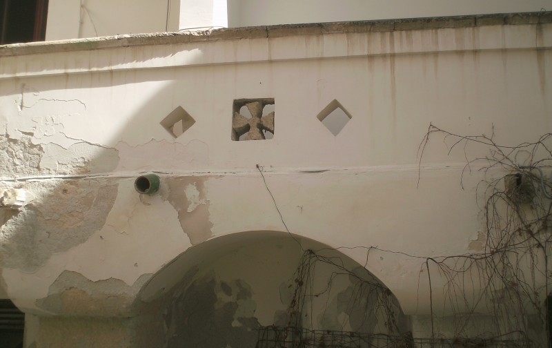 Vico San Giovanni al Sepolcro. Portico e balaustra con croce degli Ospitalieri