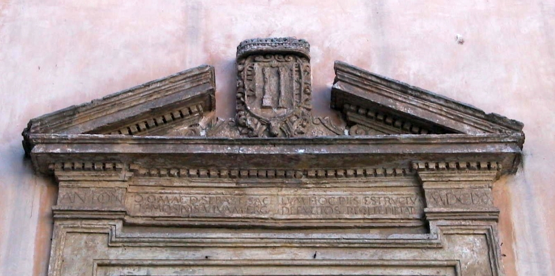 Chiesa di San Sebastiano o delle Anime. Arma araldica della città sul portale principale