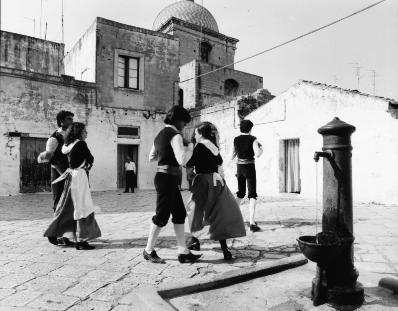 La Cupola delle Scuole Pie vista da piazza dé Calò durante l'esibizione del gruppo folk Canto Antico della Nostra Terra