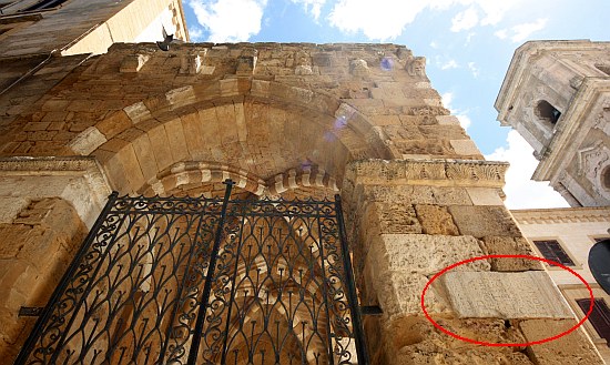 Brindisi. Portico dei Dè Cateniano. Epigrafe del 1752