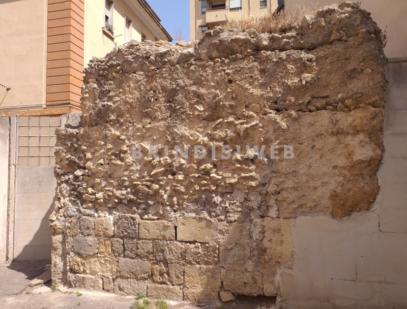 I resti del monumento funerario sulla Via Appia, alla base la sottofondazione di tufo realizzata ai primi del '900
