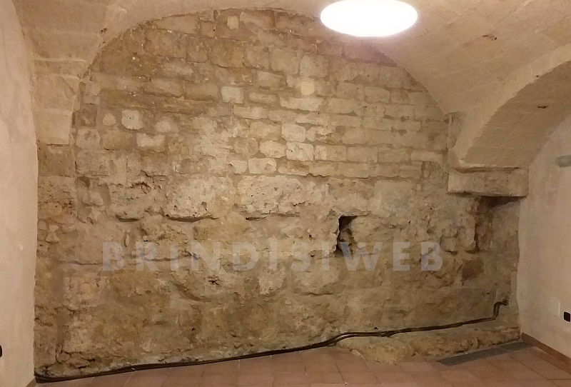 Brindisi, via Montenegro. Le mura romane affioranti dal pavimento del locale laboratorio