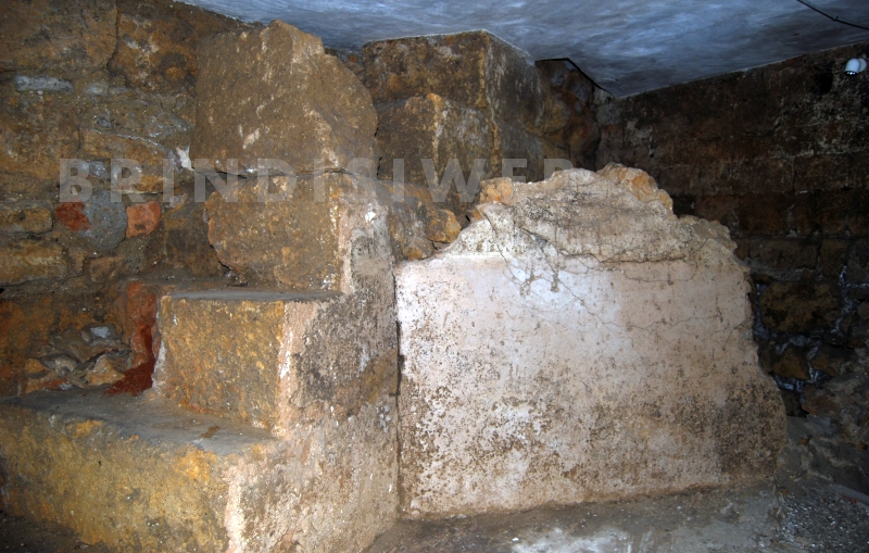 Brindisi, via Montenegro. La struttura muraria di epoca romana con addossato un muretto intonacato del complesso edilizio