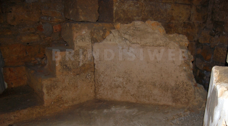 Brindisi, via Montenegro. La struttura muraria di epoca romana con addossato un muretto intonacato del complesso edilizio