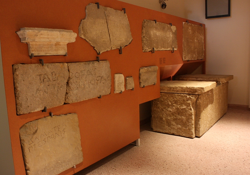 Brindisi. Museo Archeologico. Tomba rinvenuta a Valesio e lastre funeraie di epoca messapica