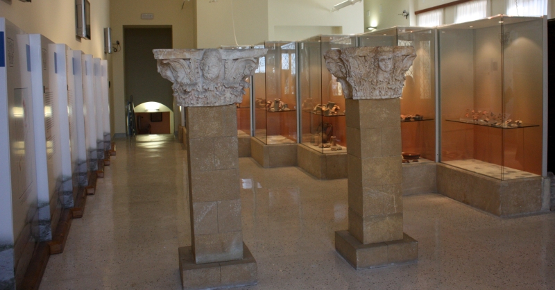 Brindisi. Museo Archeologico. Sala della Brindisi Romana, con i capitelli rinvenuti in piazza Duomo