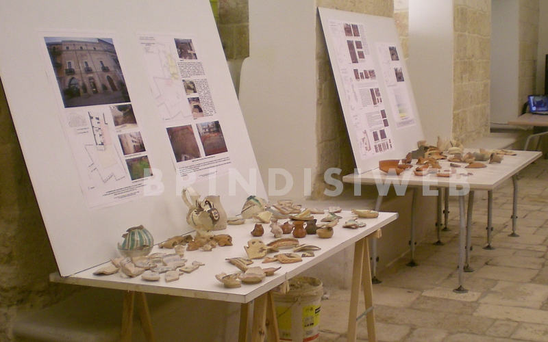 Reperti ceramici più rappresentativi in esposizione con i pannelli illustrativi. Casa del Turista, 22 dicembre 2011