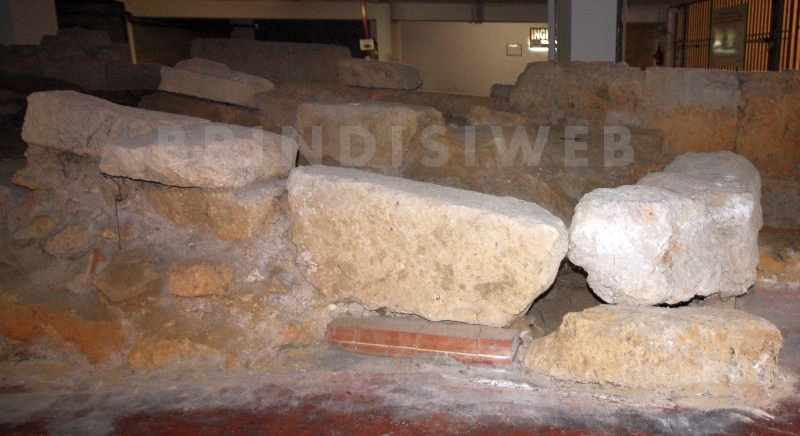 Brindisi, via Pergola. Particolare dei resti dei sistemi di drenaggio