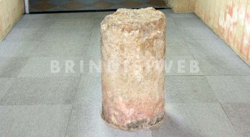 Brindisi, via Pergola. Rocchio cilindrico di un fusto di colonna