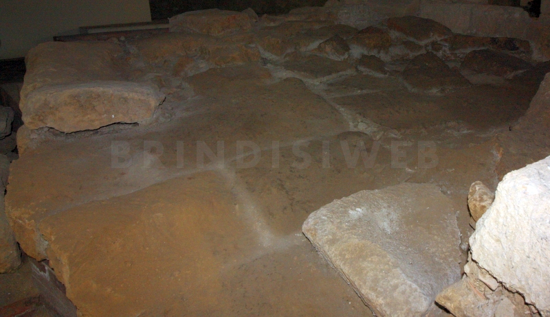 Brindisi, via Pergola. Particolare delle basole di carparo della strada