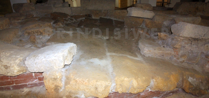 Brindisi, via Pergola. Strada in pendenza realizzato con basole in carparo